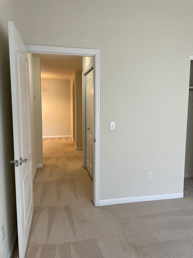 Building Photo - 2 bed/2 bath 2nd-floor condo in Lakeshores at Centerra.