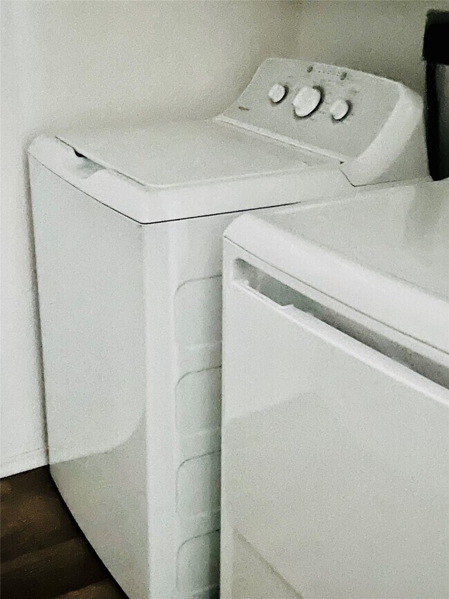 Building Photo - 9797 Leawood Blvd