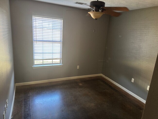 Building Photo - 1015 Wineberry Rd