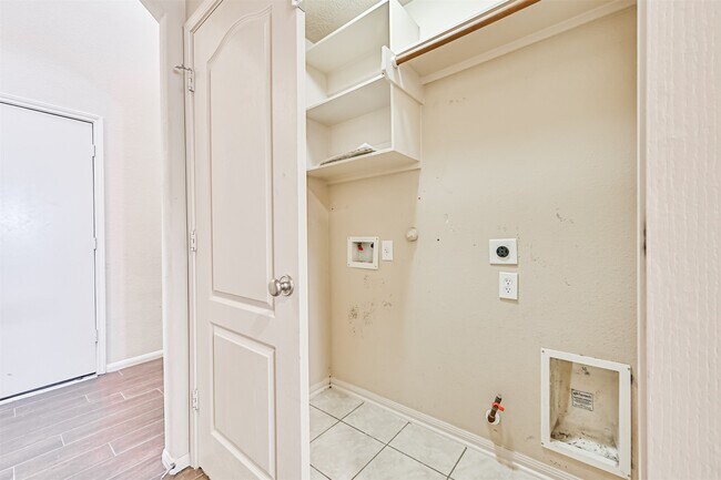 Building Photo - 2006 Plantain Lily Ct