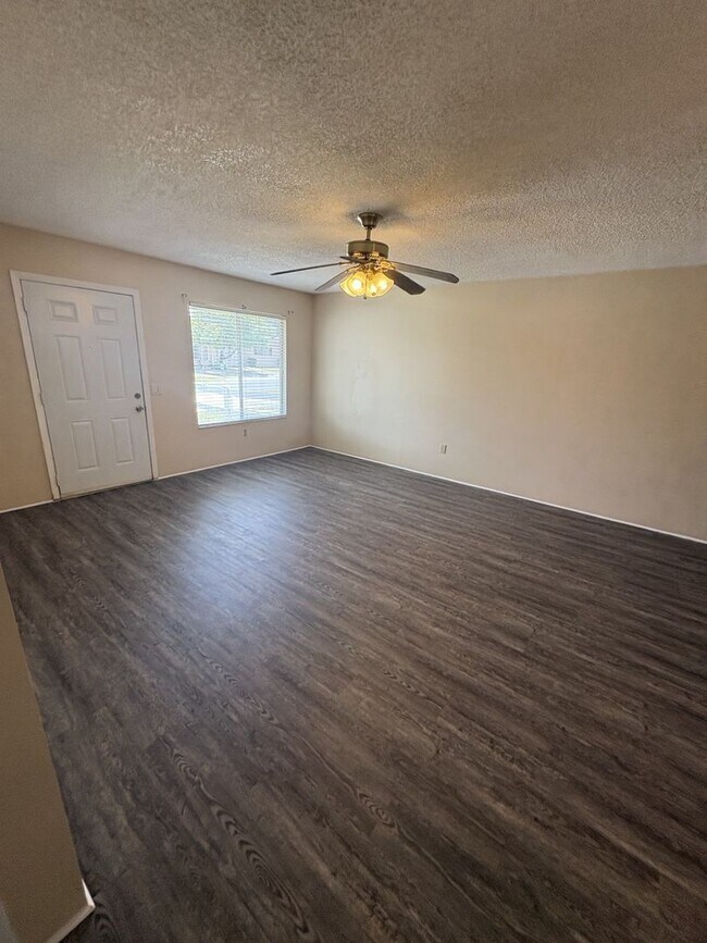 Building Photo - 710 W Rosewood Ln