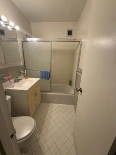 ceramic bathroom w/ tub - 1111 Arlington