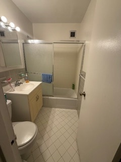 ceramic bathroom w/ tub - 1111 Arlington Blvd