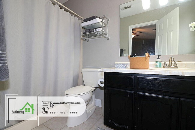 Building Photo - 705 Country Oak Dr