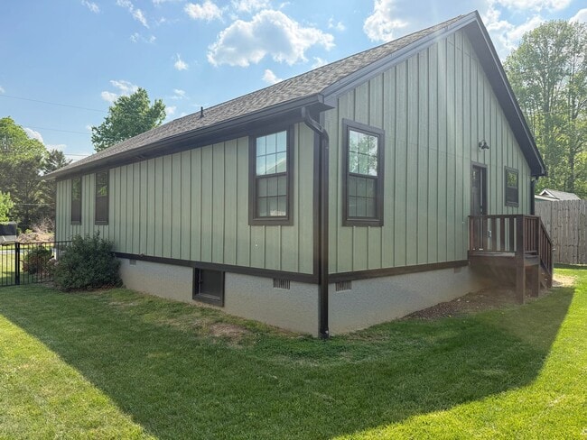 Building Photo - Newer One-Level Home Near Downtown Black Mountain