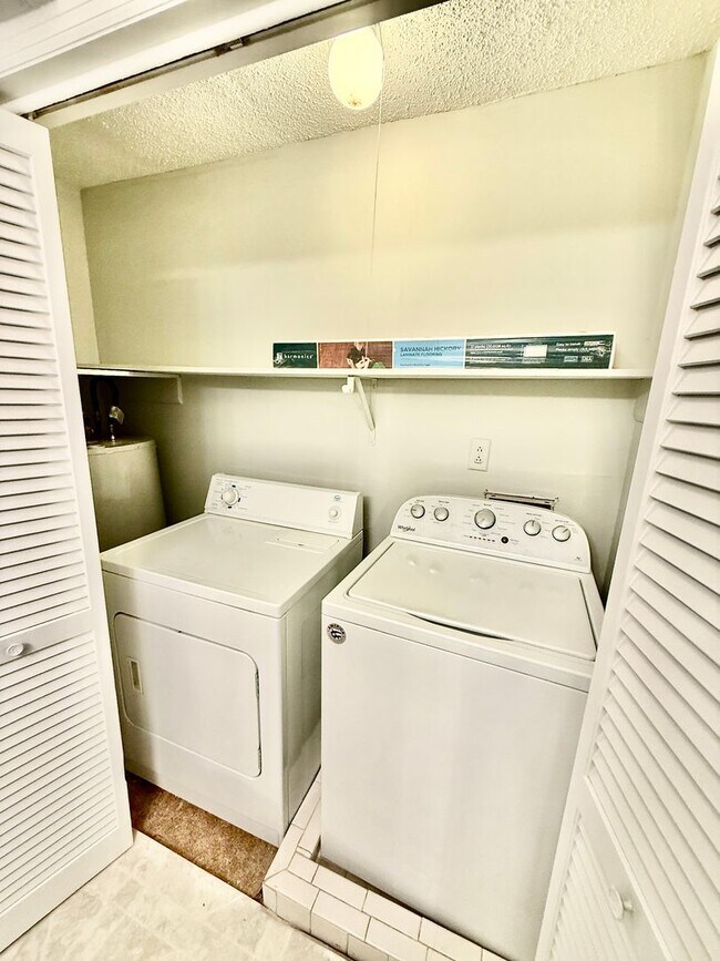Building Photo - 2 Bedroom Condo on Chapman Mountain