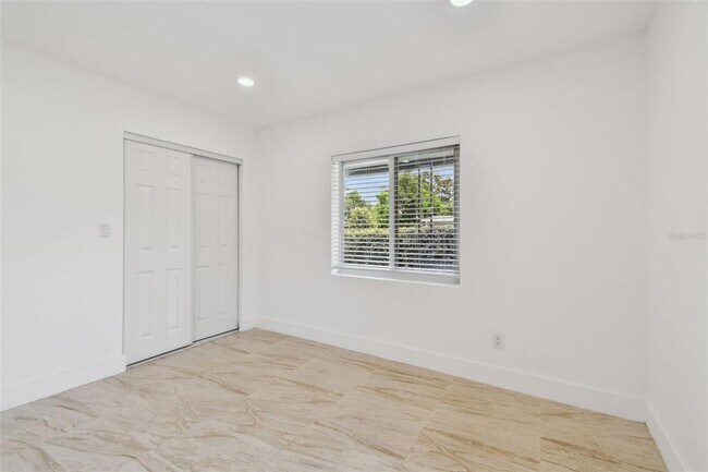 Building Photo - 910 43rd St W