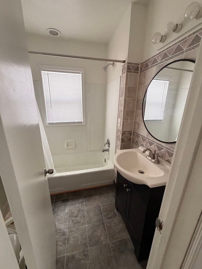 Building Photo - 424 4th St S