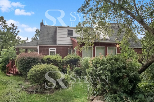 Building Photo - Stunning 3BR, 1.5BA brick home