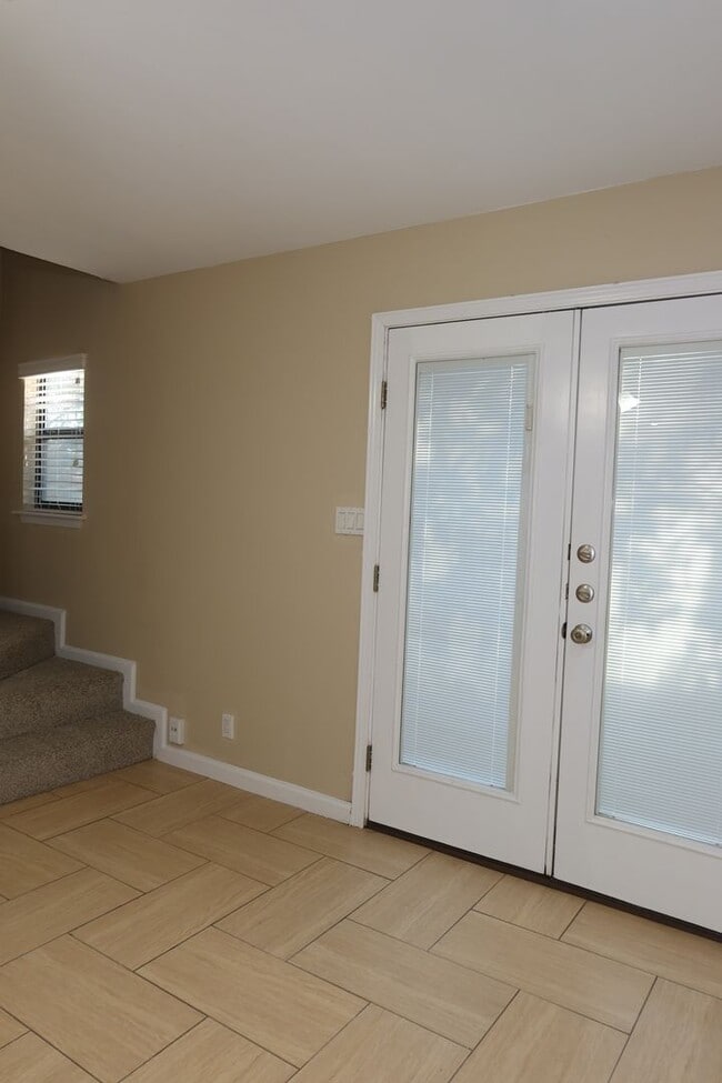 Building Photo - K246 - South Oak #102