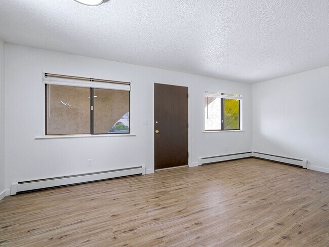 Building Photo - Remodeled 1 Bedroom, 1 Bathroom Apartment- Close to shopping!