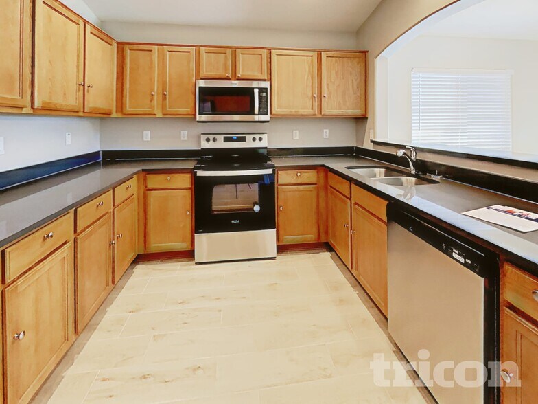 Building Photo - 21659 W Durango St