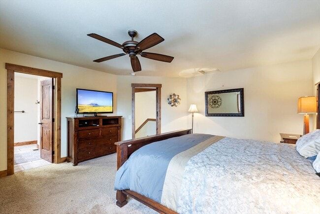 Building Photo - Charming Fully-Furnished Condo for Rent in...