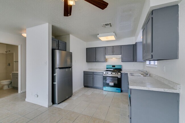 Building Photo - 6987 Mendon Ln