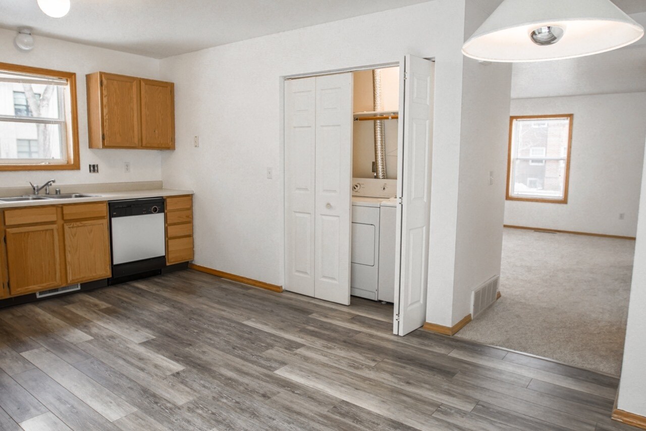 Kitchen with in unit washer and dryer - 414 W Babcock St, Unit 1