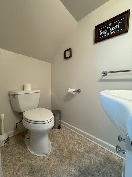 Half bathroom - 33 Millbrook Rd