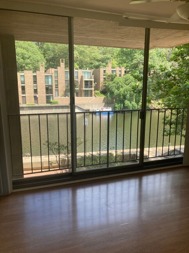 Building Photo - Impeccable 2 Bed 2 Bath Condo With Breatht...
