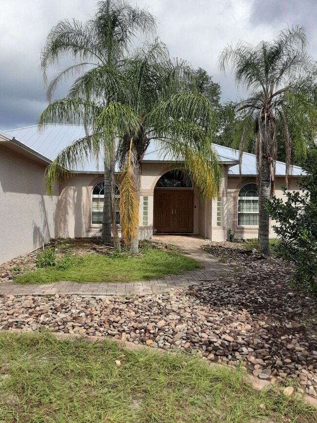 Building Photo - Beautiful & Private Residence