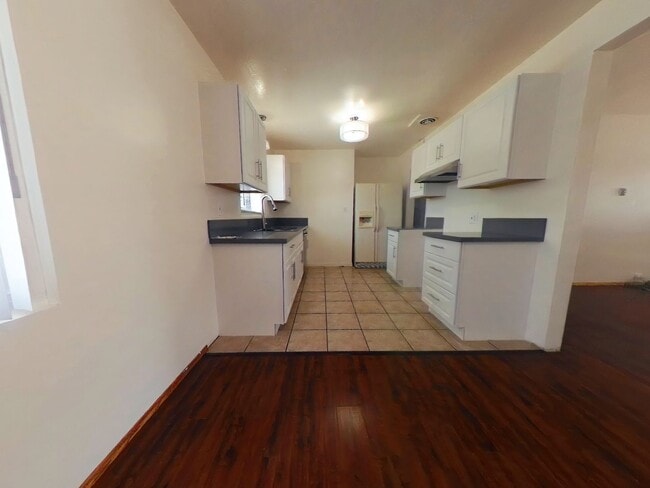 Building Photo - 7 Bedroom 4 Bath Home a hop and a skip to campus- SUPER CLOSE TO CAMPUS!