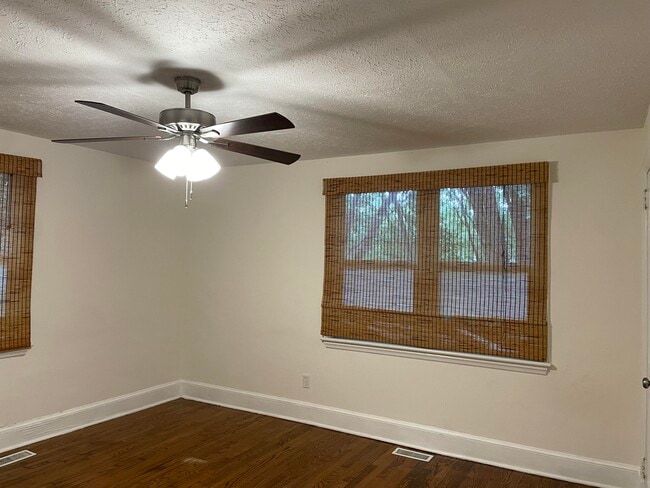 Building Photo - 906 Cherokee Ave