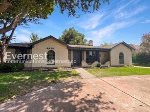 Building Photo - 3 Bed/2.5 Bath Home with Fenced Yard & Detached Garage / Pet-Friendly / Available Now!