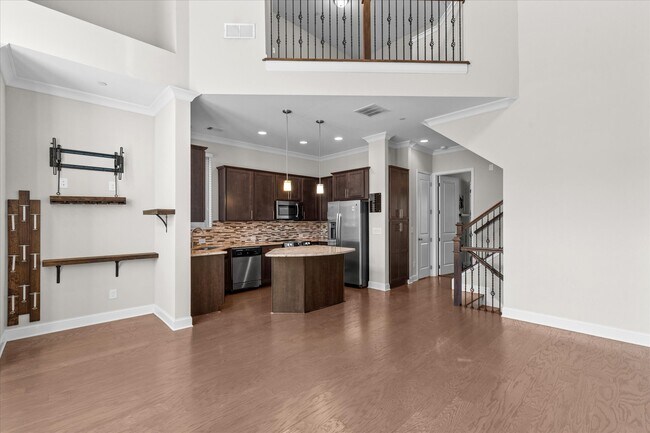 Building Photo - 1024 Moorewood Ln S E