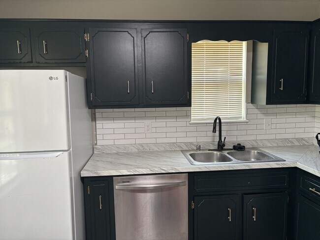 Building Photo - 641 Artic Ave