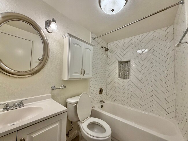 Building Photo - Great One Bedroom in the heart of Mission Valley! Parking and Laundry!