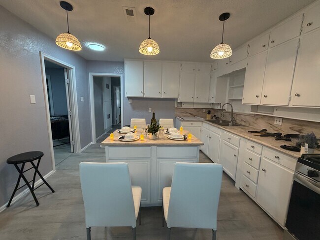 Building Photo - 2136 Ridgeway St