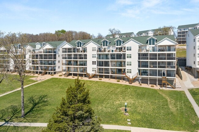 Building Photo - Lakefront 2 bedroom Condo For Rent