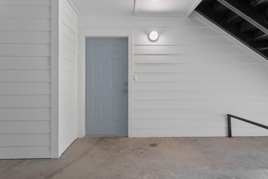 Building Photo - Current Apartments