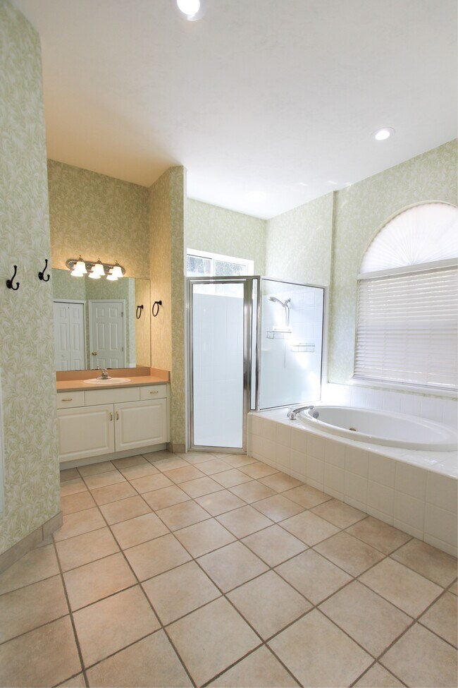Building Photo - 4404 SW 91st Dr