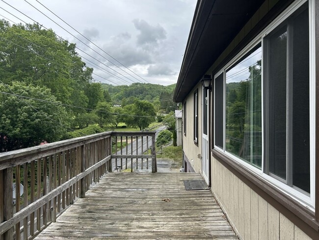 Building Photo - Three-Bedroom Upper Duplex Near Downtown B...