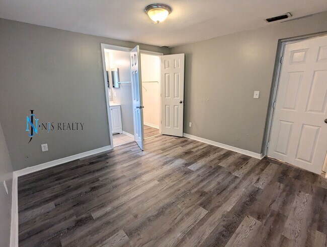 Building Photo - Beautiful, open floorplan 3/2/1 1100 Sq. F...