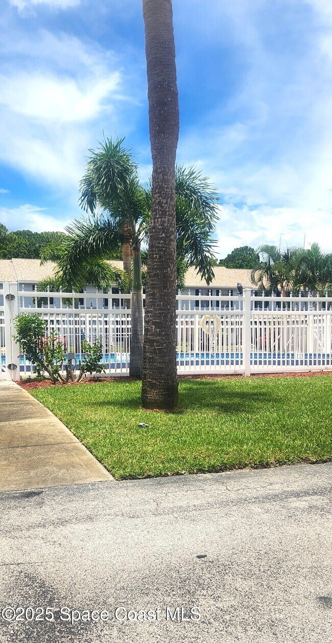Building Photo - 2014 Manor Dr NE