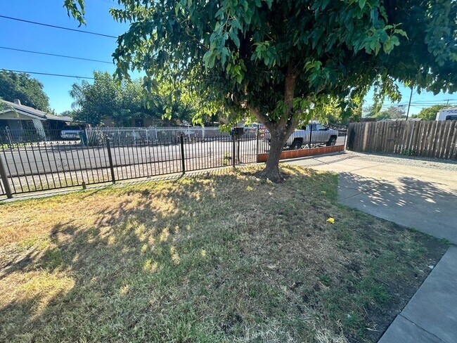 Building Photo - 3 Bedroom/1 Full Remodeled Bath Stockton Ca