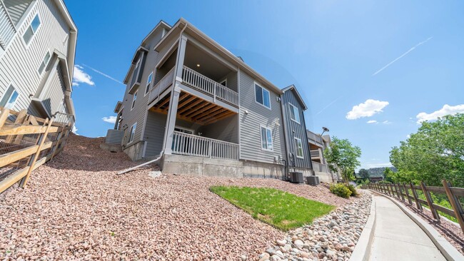 Building Photo - Rockrimmon Townhouse with 2 car garage