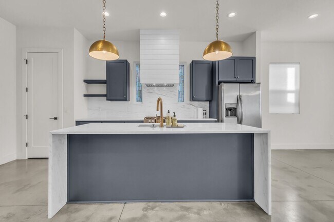 Building Photo - 715 32nd Ave N