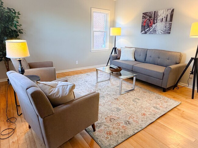 Building Photo - For rent or Sale - 3 bedroom 1 bath house - Updated throughout