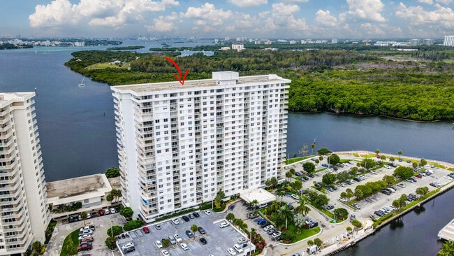 Building Photo - 500 Bayview Dr