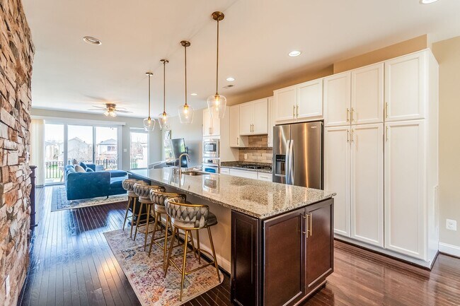 Building Photo - Stunning One Loudoun Townhome – 3BR / 3.5BA in Prime Ashburn Location – Available May 1