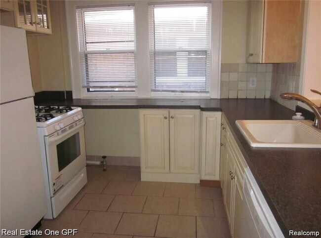 Building Photo - 1005 Beaconsfield Ave