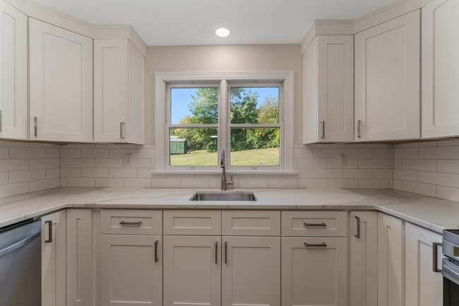 Building Photo - 4 Lingert Ave