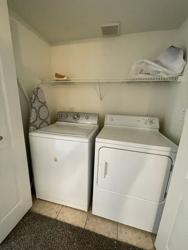 Building Photo - Gorgeous 2nd Floor Unit-Available Now!