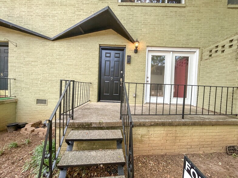 Building Photo - 411 10th St NE