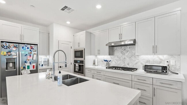 Building Photo - 15681 Rennyson Way