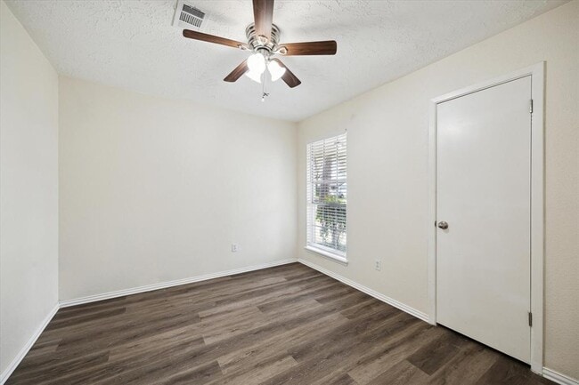Building Photo - 5815 Bridgegate Dr