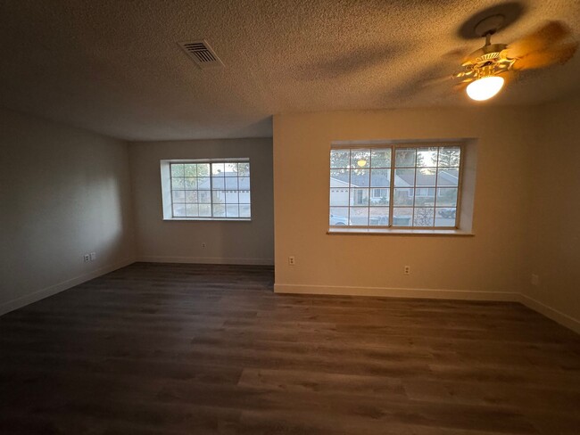 Building Photo - Newly Renovated Large Open Plan Home Avail...