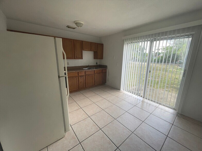 Primary Photo - 1537 Barbarie Ln