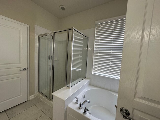 Building Photo - BEAUTIFUL SPACIOUS 3 BEDROOM 2  BATH SINGL...